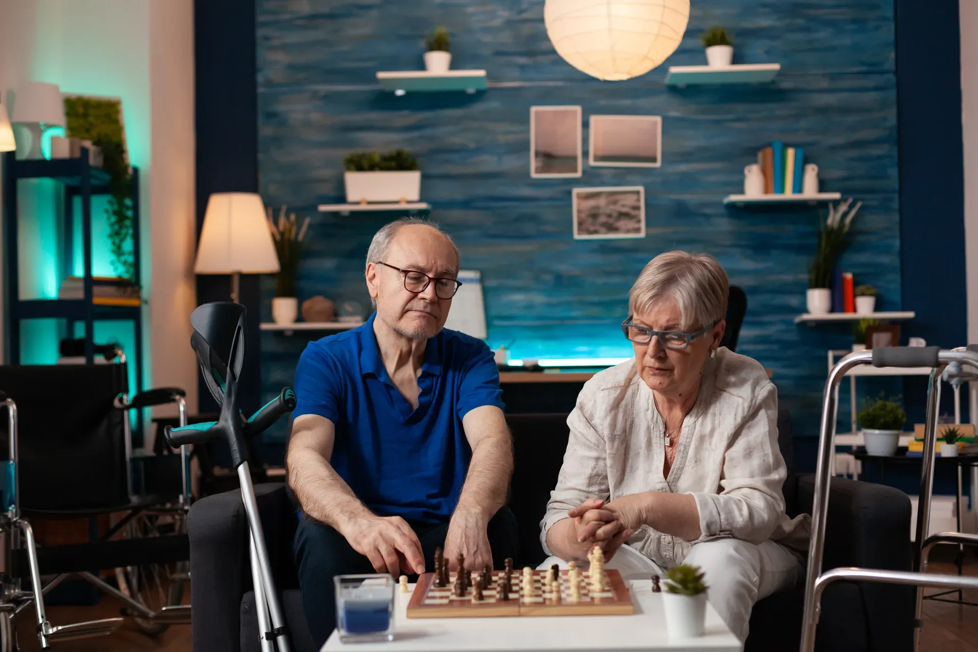 Zwei ältere Menschen spielen Schach in einem Gemeinschaftsraum